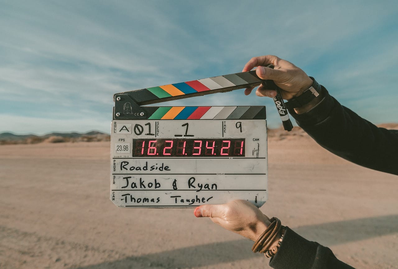 Une ardoise de cinéma dans un lieu de tournage désertique.